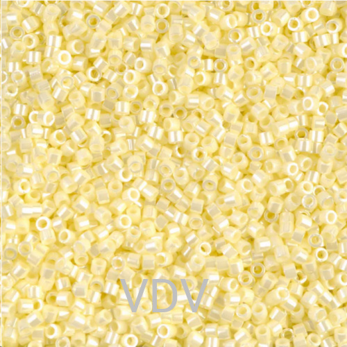 DB-1531-1 Бісер Miyuki Delica Beads 11/0 (перлиновий жовтий блідий іскристий) 50 гр