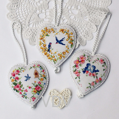 М-0391 "На крилах весни (3 іграшки в комплекті)" (набір для вишивання муліне ДМС) 8х9 см