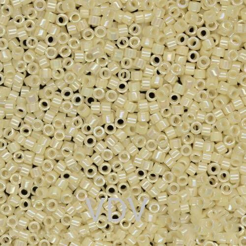 DB-157 Бісер Miyuki Delica Beads 11/0 (райдужний пряжене молоко) 50 г